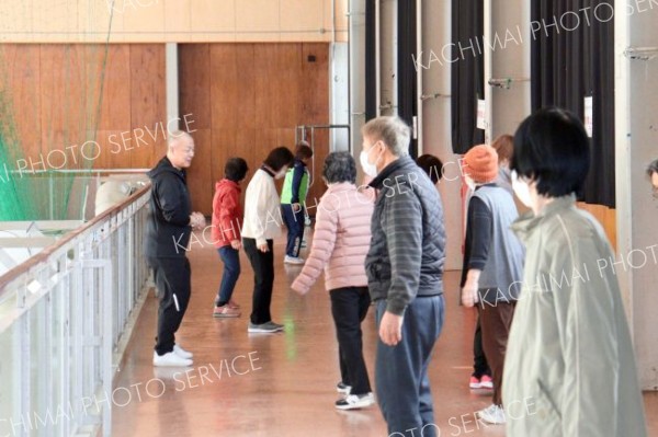 指導で横向きのウオーキングを行う参加者