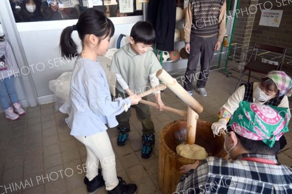 餅つきを体験する児童