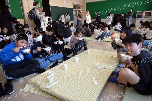 ついた餅をおいしく味わう児童