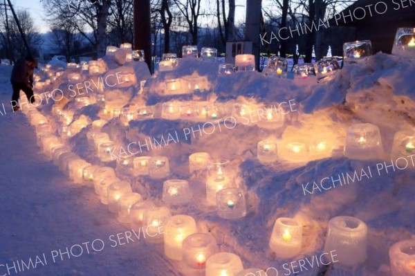 幻想的な雰囲気を演出するアイスキャンドル