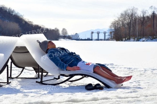 ダム湖の湖面を円形に切り出したアイスカルーセルでゆっくり回転しながら外気浴