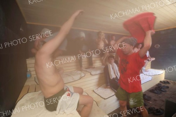 熱波を浴びる参加者ら