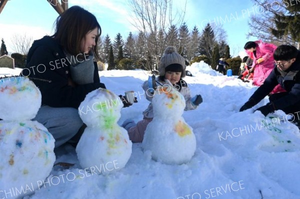 三条高生が企画「麦音ちびっこホワイトフェスタ」　親子で雪遊びなどにぎわう