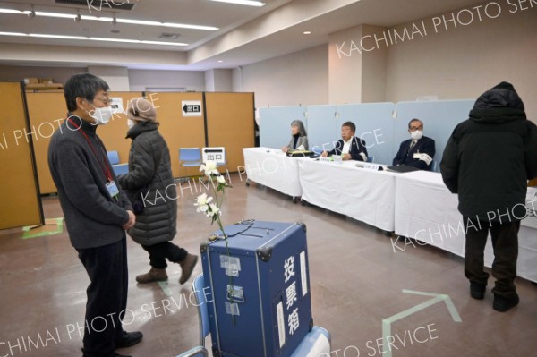 投票する市民（２８日午前９時２０分ごろ）