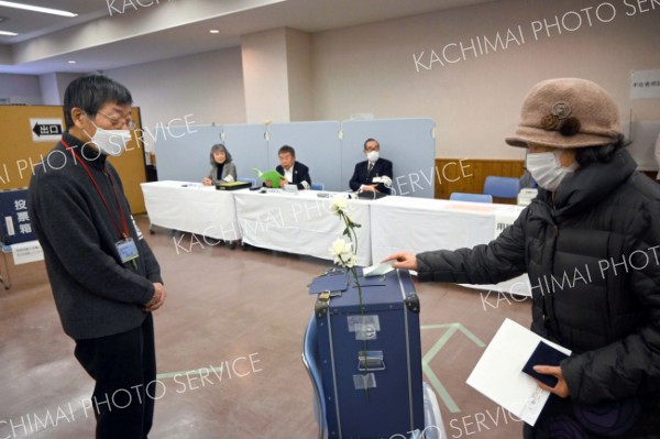 投票する市民（２８日午前９時２０分ごろ）