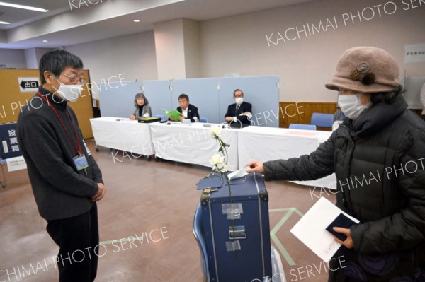 期日前投票始まる、市選管入場券なしも混乱なく 4