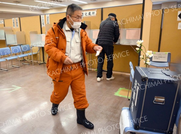 期日前投票始まる、市選管入場券なしも混乱なく 6