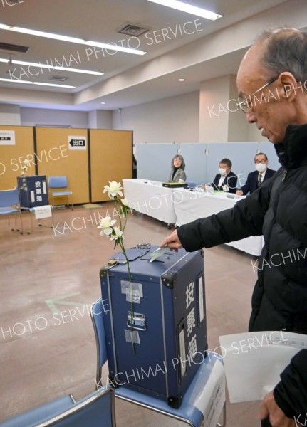 投票する市民（２８日午前９時ごろ）