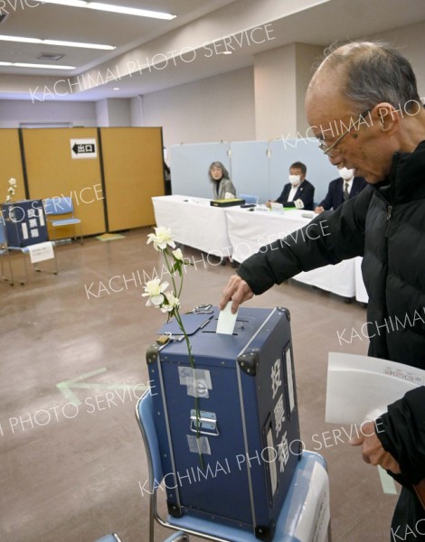 期日前投票に訪れた投票する市民（２８日午前９時ごろ、市庁舎３階で）