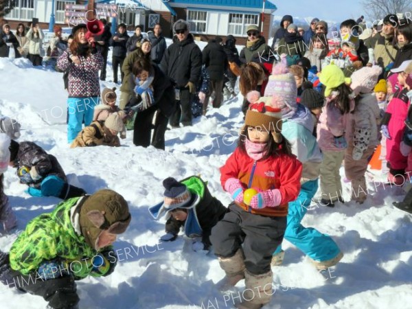 雪遊びに歓声　中札内で冬まつり