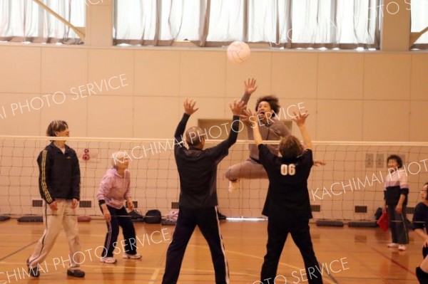 競技に集中する参加者ら