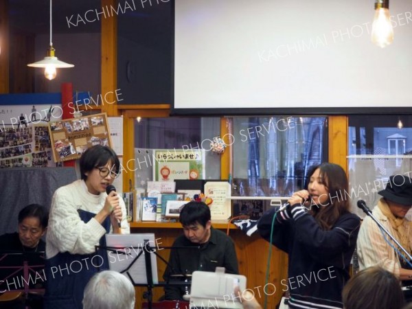 ハレタで音楽祭の様子。町内有志５組が出演した