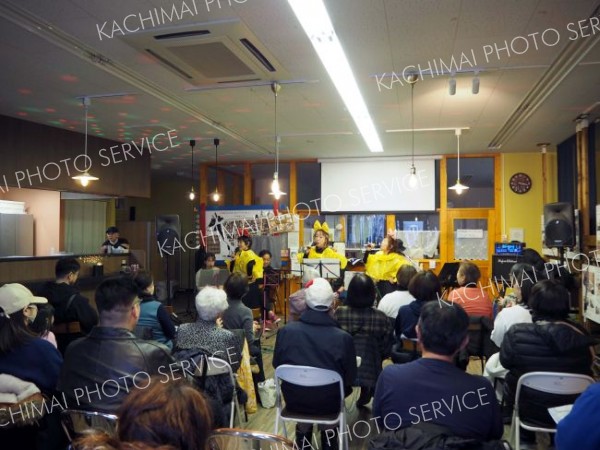 ハレタで音楽祭の様子。町内有志５組が出演した