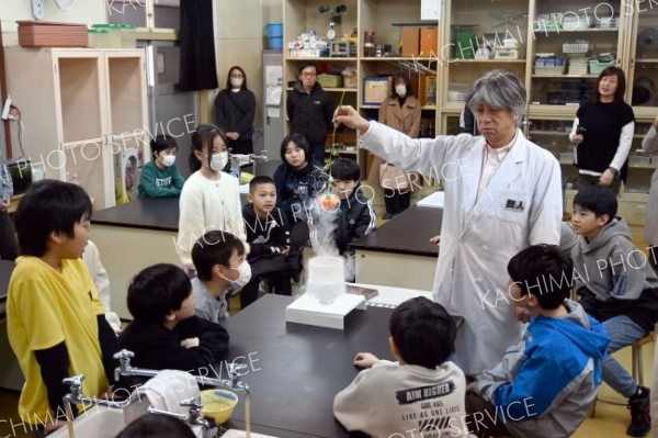 液体窒素使う実験に歓声　帯広啓北小で実験教室　ＰＴＡ感動体験プロジェクト