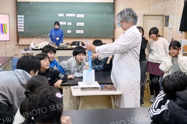 液体窒素を使った実験に見入る児童ら