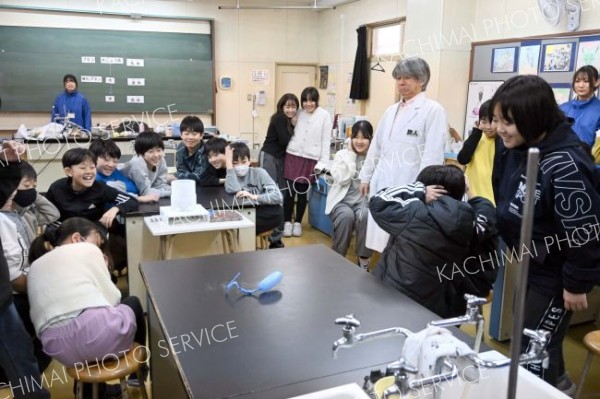 実験を楽しむ児童ら