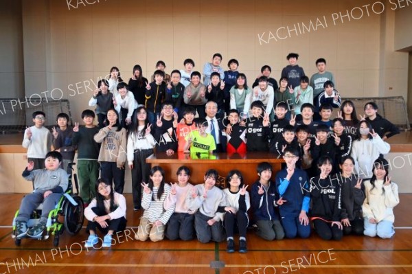 招いてまちづくの提言をした下音更小の６年生ら