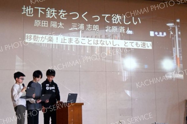 音更町のまちづくりについて提言する下音更小の６年生