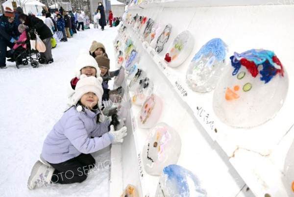 １２０６人の力作揃い　「氷のお面」が会場に到着
