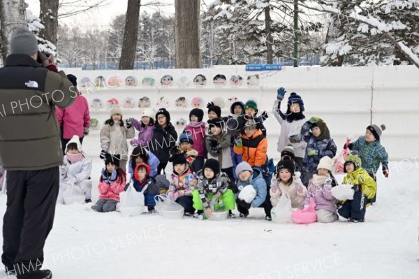 氷のお面（金野和彦撮影）