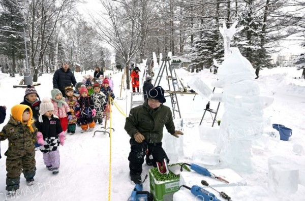 雪と氷の造形、姿現す　おびひろ氷まつり準備作業も大詰め