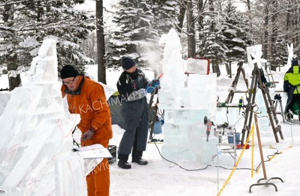 明日の開幕を前に、氷彫刻作品を完成を目指し、急ピッチで作業を進める参加者（２９日午前１０時ごろ。帯広市緑ヶ丘公園で。金野和彦撮影）