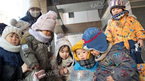 ホテルＣＡＢＩＮで園児がアイスキャンドル作り～こぼれ話