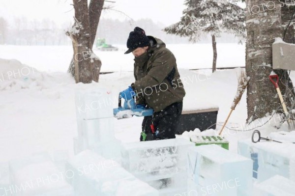 重さ１３５キロの角氷を切り出す参加選手（長尾悦郎通信員撮影）