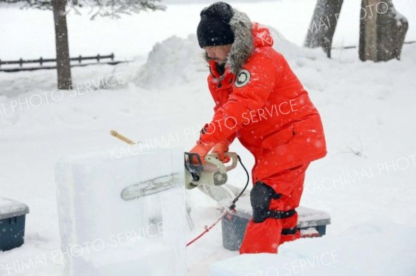 重さ１３５キロの角氷を切り出す参加選手（長尾悦郎通信員撮影）