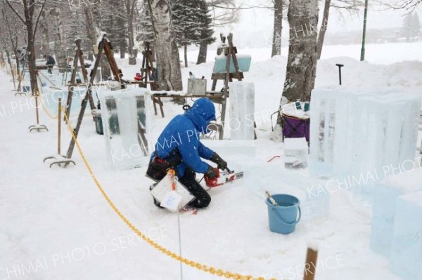 重さ１３５キロの角氷を切り出す参加選手（長尾悦郎通信員撮影）
