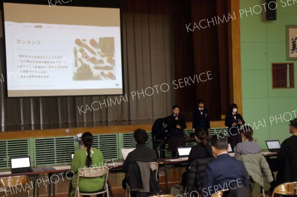 交流人口につなげるアイデアを発表する生徒