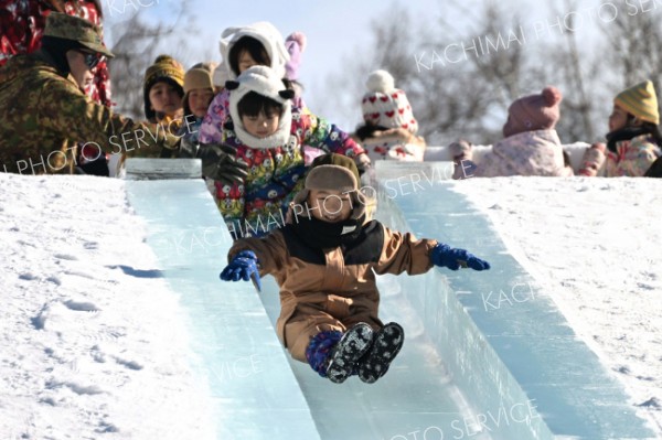 氷の滑り台に歓声がこだま　帯広で「氷まつり」開幕