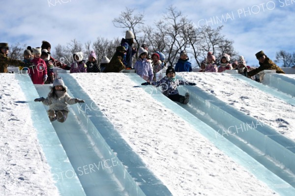 大きな歓声を上げて氷の滑り台を楽しむ子どもたち（３０日午前１１時１５分ごろ、須貝拓也撮影）