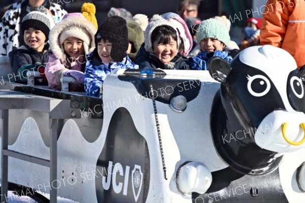 回転そりにスライダー、温かごはん‥子どもたちの歓声広がる　おびひろ氷まつり