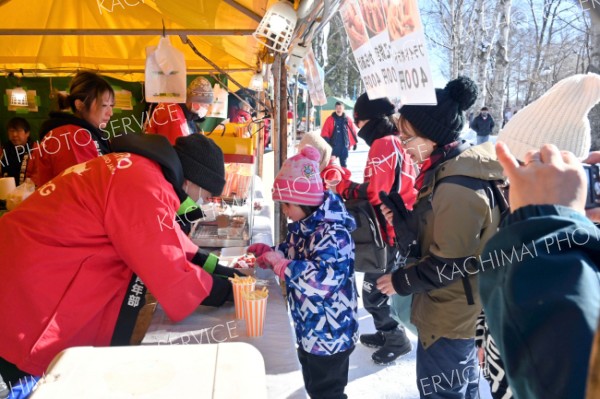 来場の味覚を楽しませている「アイスマルシェ」