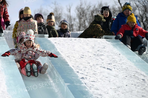 大きな声を上げながら滑り台を滑り降りる子ども（３０日午前１１１５分ごろ、須貝拓也撮影）