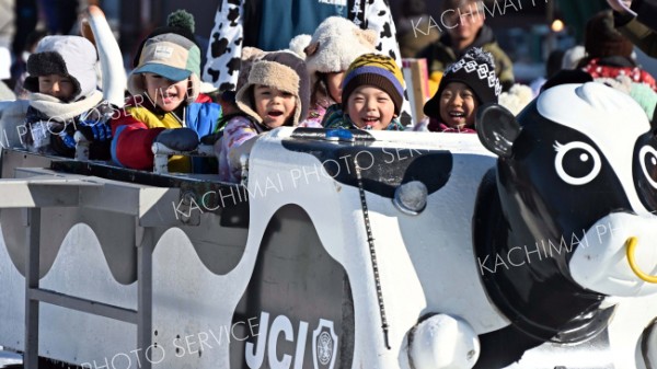 回転ソリに乗って歓声をあげる子どもたち（３０日午前１０時半ごろ、須貝拓也撮影）