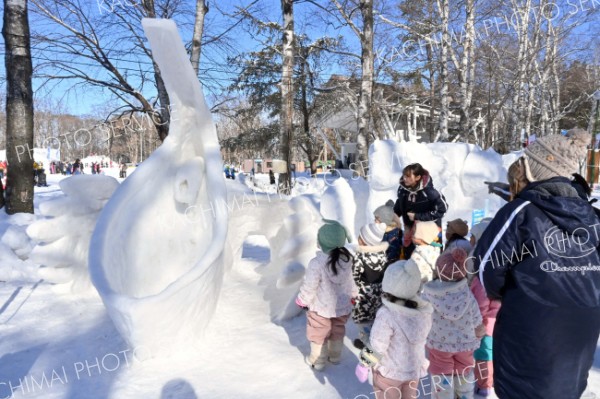 子どもたちから注目を浴びる帯広市長賞の“ペリカン”