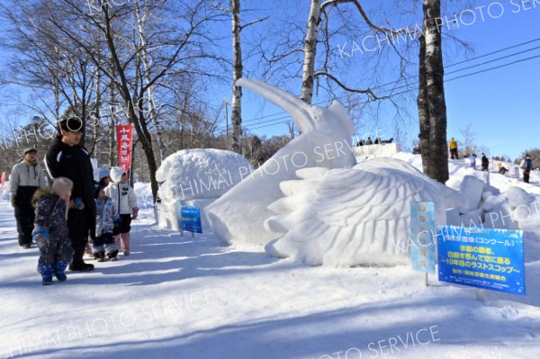 子どもたちから注目を浴びる帯広市長賞の“ペリカン”