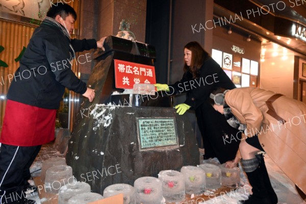 アイスキャンドルの点灯を準備する共栄会メンバー