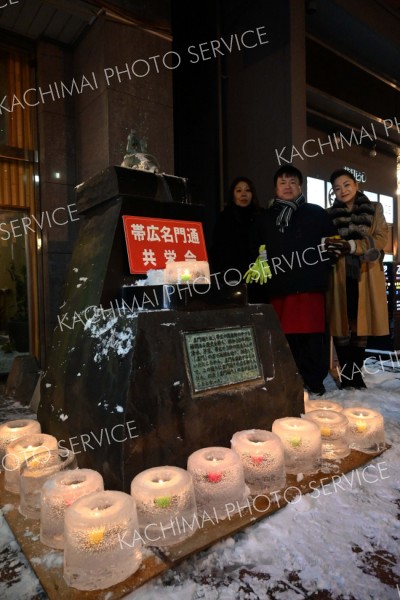 期間限定のアイスキャンドルを灯した帯広名門通り共栄会のメンバー（写真左から田村さん、萩会長、軍司さん）
