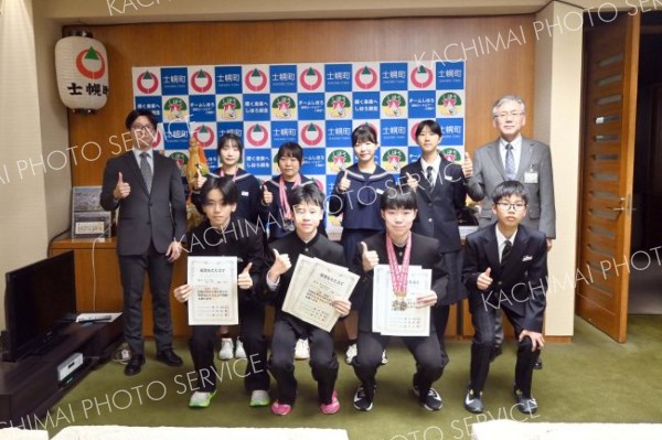 全国大会に６人出場　町長に意気込み語る