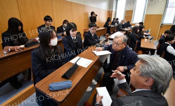 高校生と定数削減について議論　鹿追町議会が出前授業