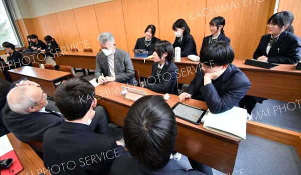 町議と議員定数について話し合う生徒ら