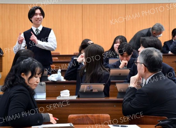 町議と議員定数について話し合う生徒ら