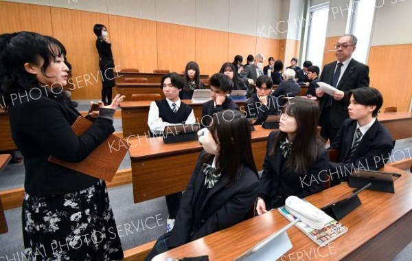 町議と議員定数について話し合う生徒ら