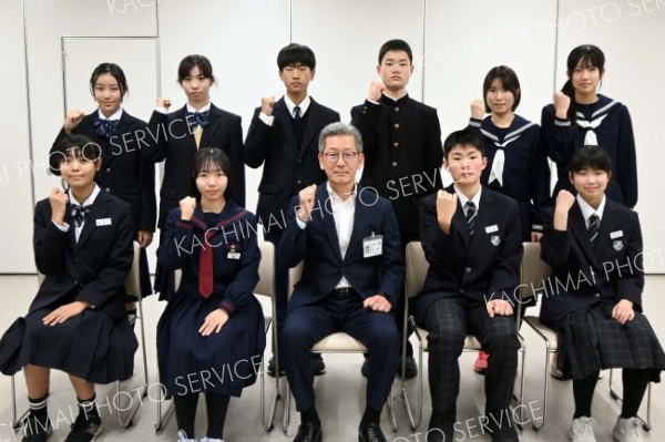 音更の精鋭１０人全中スケートへ　教育長に健闘誓う