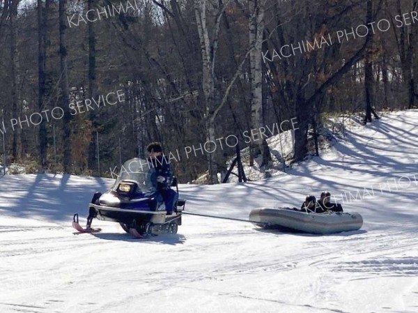 スノーラフティングに歓声　足寄でウインターフェス