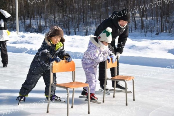 イスを使って、つかまり立ちや前に進む練習を行った