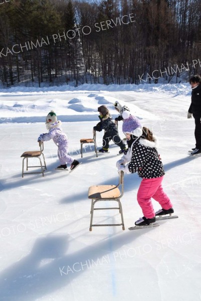 イスを使って、つかまり立ちや前に進む練習を行った